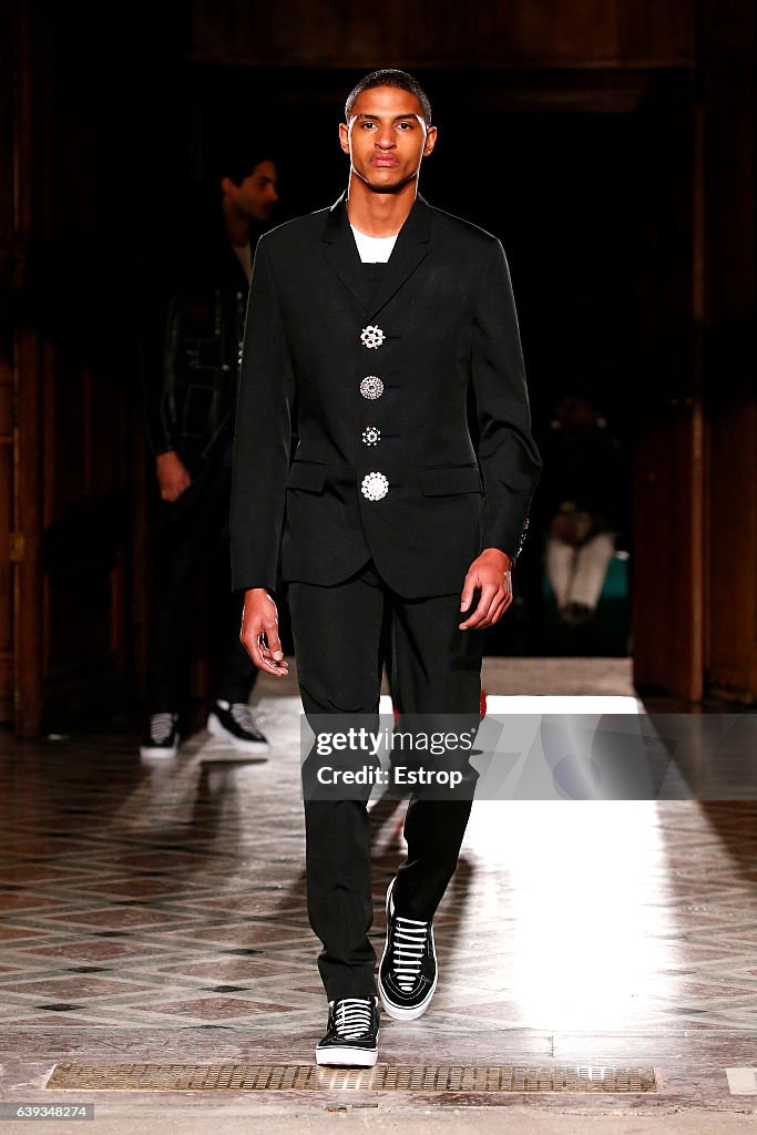 Givenchy : Runway - Paris Fashion Week - Menswear F/W 2017-2018