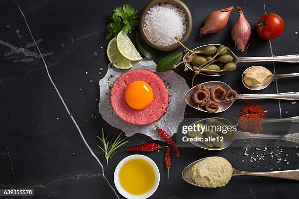 raw beef with ingredients - biff tartar bildbanksfoton och bilder