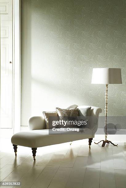 interior image of chaise lounge in room - chaise longue stockfoto's en -beelden