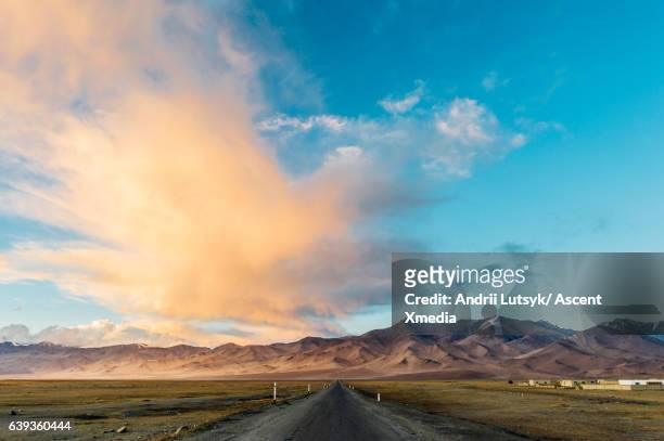 pamir highway near karakul, sunrise - ásia central imagens e fotografias de stock