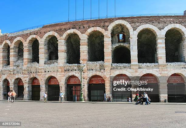 verona arena, turistas y piazza bra, verona, italia. - arena de verona fotografías e imágenes de stock