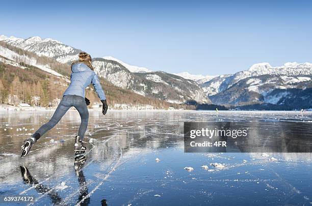 patinaje sobre hielo, frozen lake grundlsee, austria - patinar fotografías e imágenes de stock