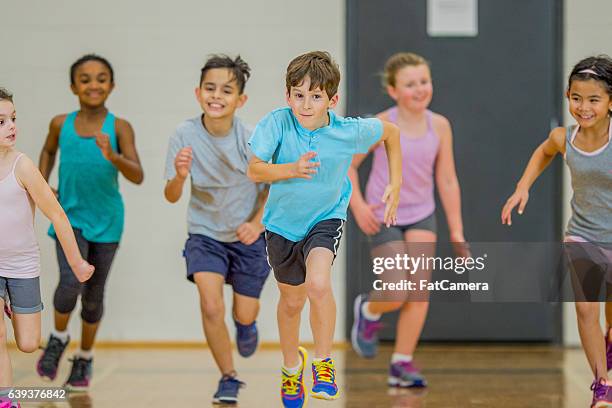 esercizio come classe - bambini che corrono foto e immagini stock