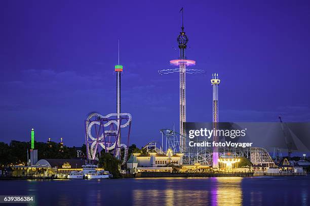 atracciones en parques temáticos montañas rusas iluminadas grona lund estocolmo suecia - parque atracciones de estocolmo fotografías e imágenes de stock
