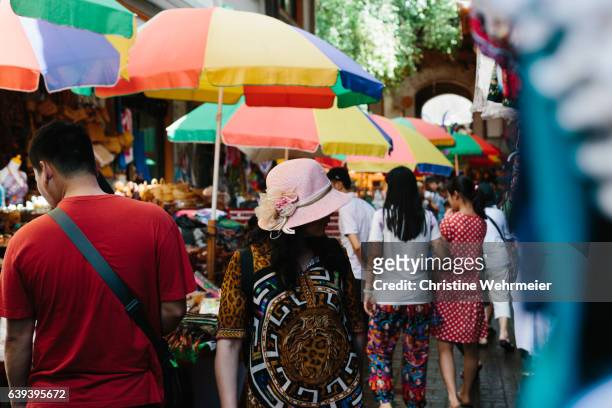 tourists wandering through ubud market in bali, indonesia - christine wehrmeier stock pictures, royalty-free photos & images