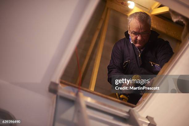 verschraubung von flooboard im dachgeschoss - dachgeschoß stock-fotos und bilder