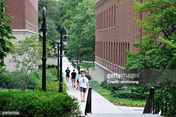 les étudiants marchent sur le campus de pennstate - state college - pennsylvania photos et images de collection