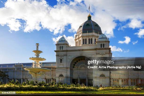 the royal exhibition building, melbourne, victoria, australia - jardines carlton fotografías e imágenes de stock