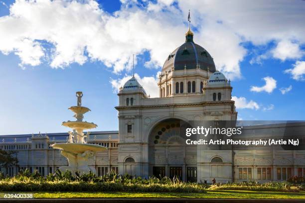 the royal exhibition building, melbourne, victoria, australia - carlton gardens fotografías e imágenes de stock