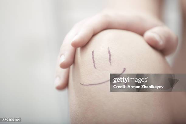 woman hand and knee with smile drawing - human attribute fotografías e imágenes de stock