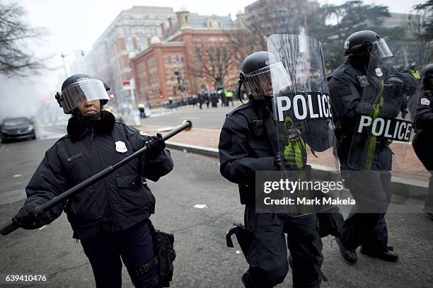 Anti Riot Unit Police Anti Riot Police Officer Photos and Premium High Res Pictures - Getty ...