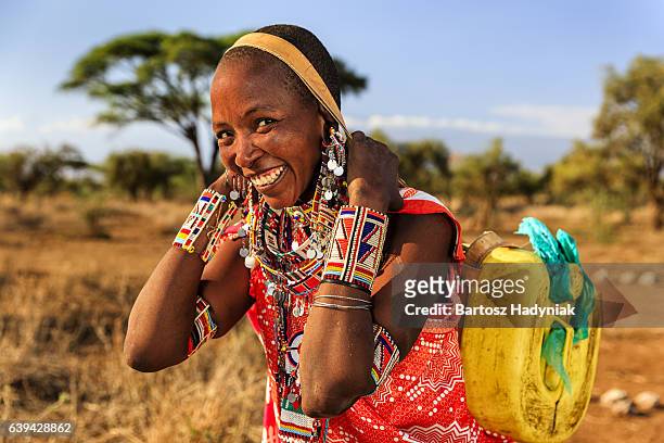 tribo africana mulher de maasai, trabsportava água, quénia, áfrica oriental - a beautiful masai woman imagens e fotografias de stock