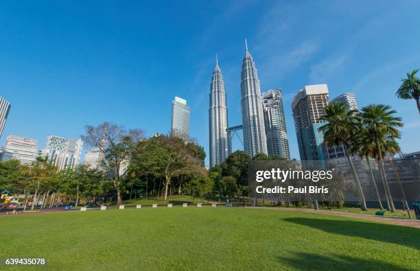 petronas twin towers in kuala lumpur, malaysia - kuala lumpur fotografías e imágenes de stock