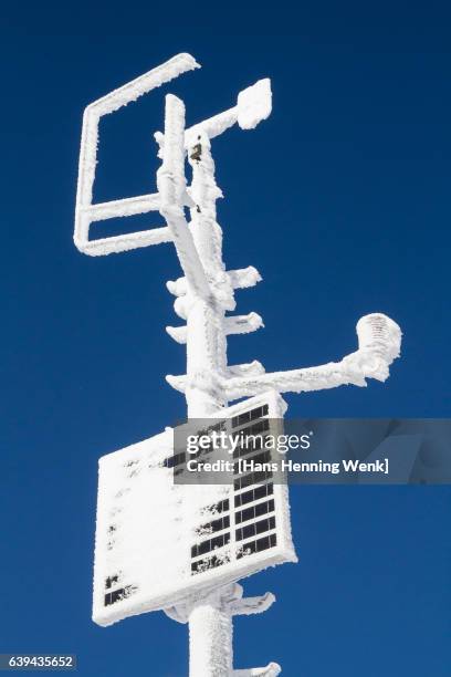 frozen weather station - weather station fotografías e imágenes de stock