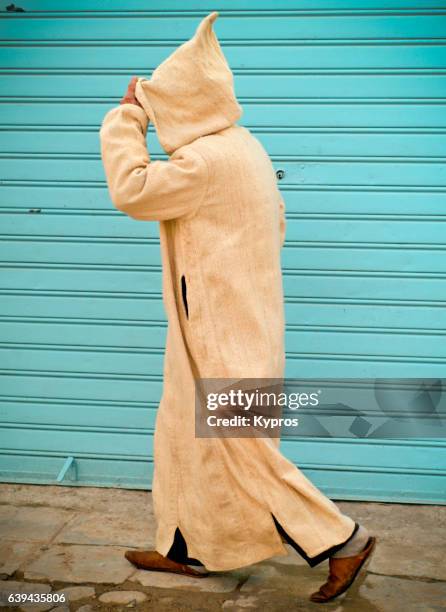 africa, north africa, morocco, view of man walking wearing hooded coat or djellaba, traditional north african robe (year 2007) - dschellaba stock-fotos und bilder