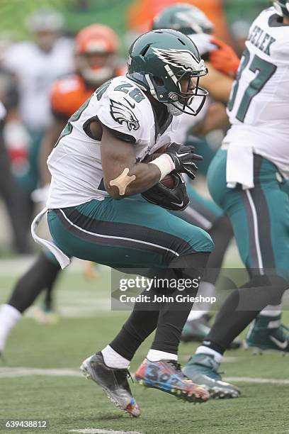 Wendell Smallwood of the Philadelphia Eagles runs the football upfield during the game against the Cincinnati Bengals at Paul Brown Stadium on...