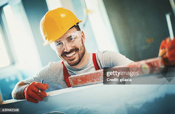 joyeux ouvrier du bâtiment. - technicien-de-maintenance photos et images de collection