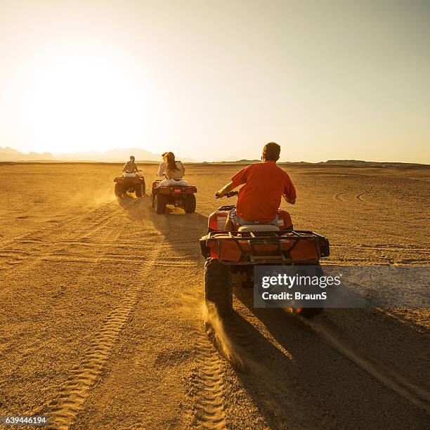 vista trasera de la conducción de quads al atardecer! - four people in car fotografías e imágenes de stock