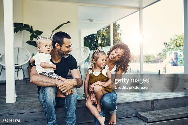 unsere kinder sind unsere wertvollsten besitztümer - familie stock-fotos und bilder