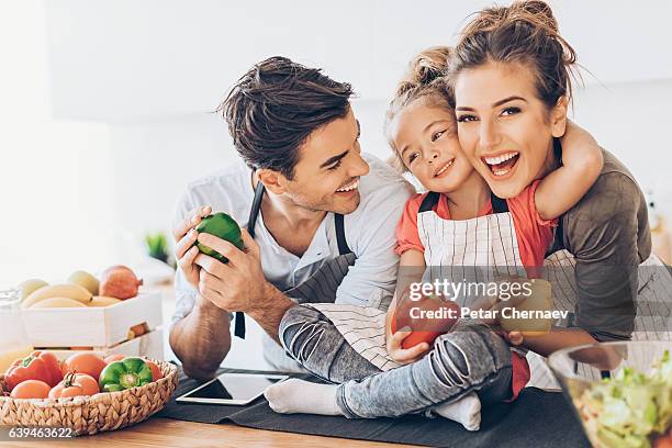glückliche familie  - generationen kochen stock-fotos und bilder