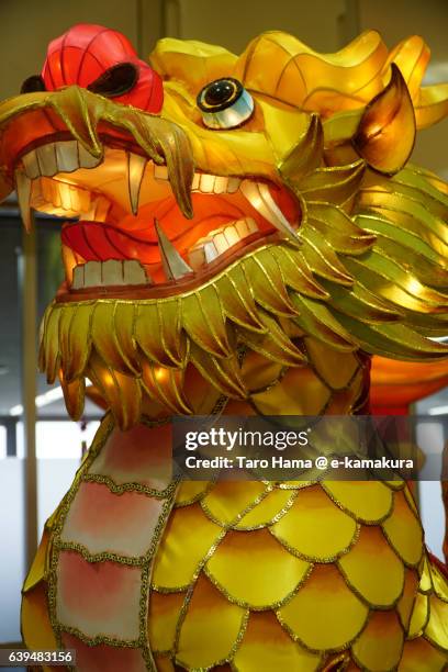 a lion statue in nagasaki lantern festival - lantaarnfestival van nagasaki stockfoto's en -beelden
