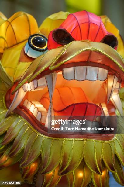 a lion statue in nagasaki lantern festival - lantaarnfestival van nagasaki stockfoto's en -beelden