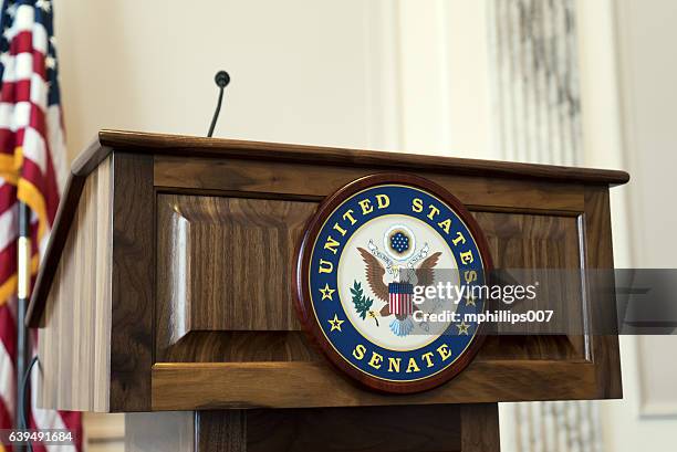 podium du sénat des états-unis au capitole - sénat des états unis photos et images de collection