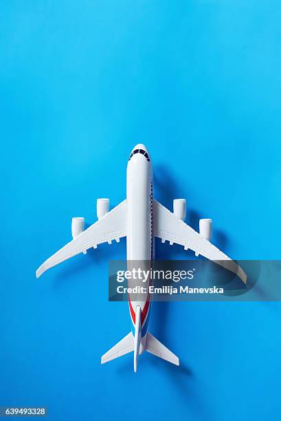 airplane on blue background - toy airplane stock-fotos und bilder