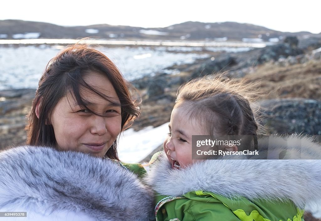 Madre e figlia inuit sull'isola di Baffin, Nunavut, Canada.