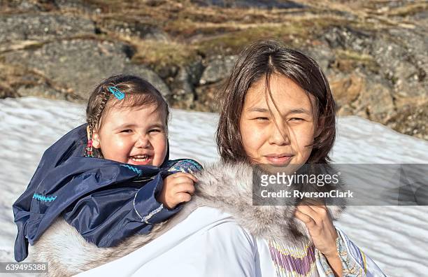 madre e figlia inuit sull'isola di baffin, nunavut, canada. - inuit foto e immagini stock