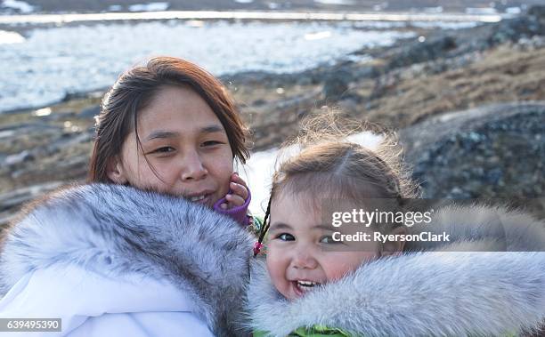 madre e figlia inuit sull'isola di baffin, nunavut, canada. - inuit foto e immagini stock