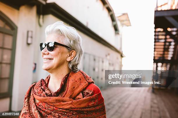 sonriente mujer senior - una sola mujer mayor fotografías e imágenes de stock