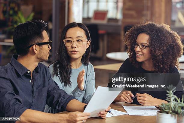 couple getting financial advice - agenda meeting stock pictures, royalty-free photos & images