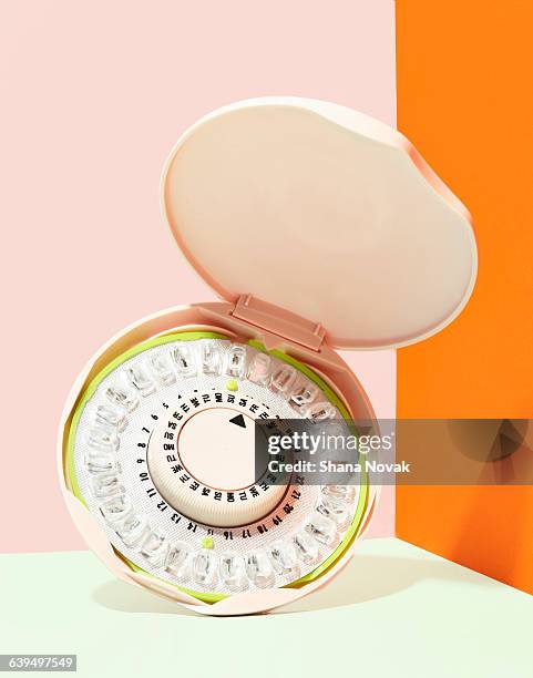 birth control pill dispenser - temas de mujeres fotografías e imágenes de stock