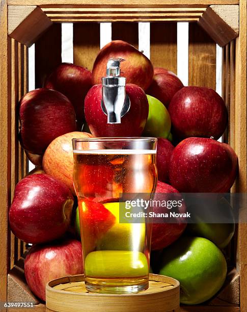 apples tapped for hard cider - cidre photos et images de collection