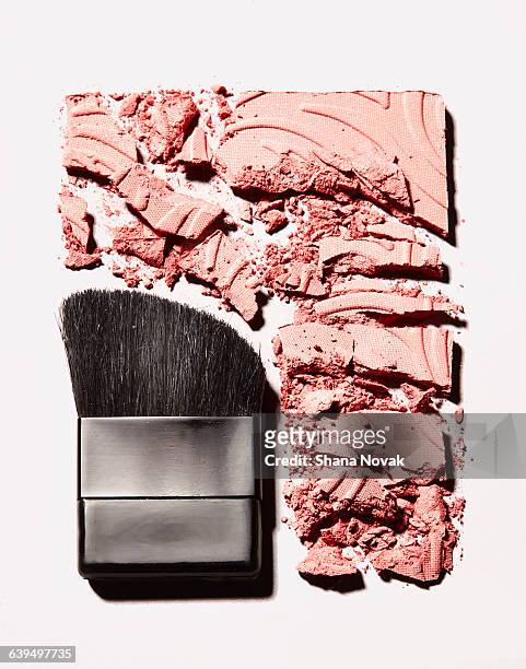 crushed blush with brush - make up blush imagens e fotografias de stock