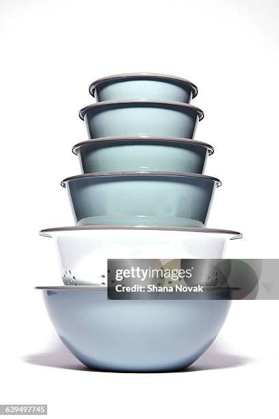 stack of metal kitchen bowls and colander - égouttoir photos et images de collection