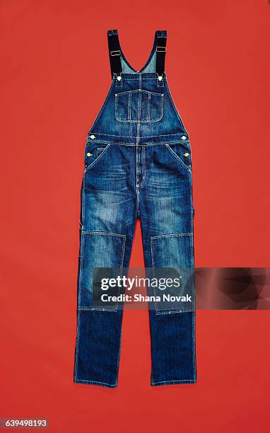 denim overalls - dungarees photos et images de collection