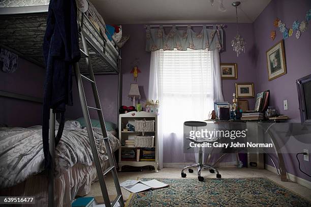 a girl's purple bedroom with desk space - chambre vide photos et images de collection