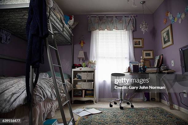 a girl's purple bedroom with desk space - absentie stockfoto's en -beelden