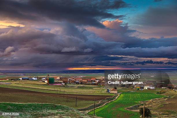 fiery sunset over spanish rural scene - la mancha 個照片及圖片檔