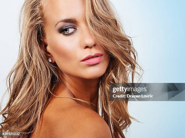 ritratto vibrante di bionda dagli occhi azzurri con make up professionale - ombretto sfumato foto e immagini stock