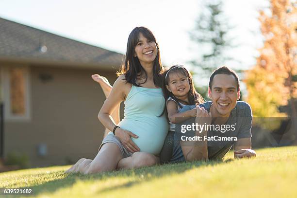 gorgeous family spending time together outdoors - hawaiiaanse etniciteit stockfoto's en -beelden