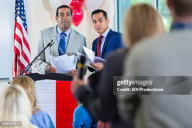 stadtregierung spricht über haushalt während rathaussitzung - bürgermeister stock-fotos und bilder
