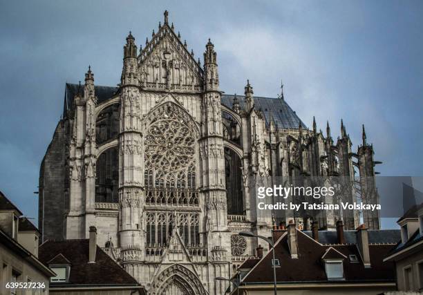 cathedral of saint peter of beauvais, france, 2017 - flying buttress 個照片及圖片檔