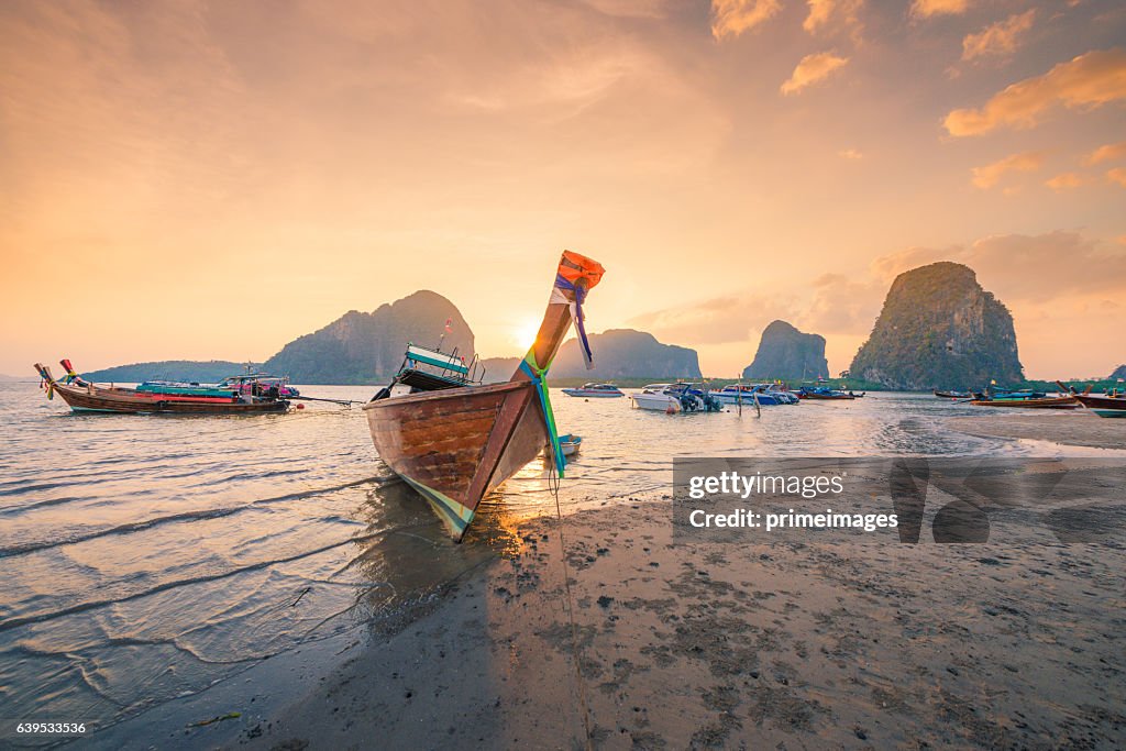 Wunderschöne Sonnenuntergang in tropischer Strand in Asien und thailand