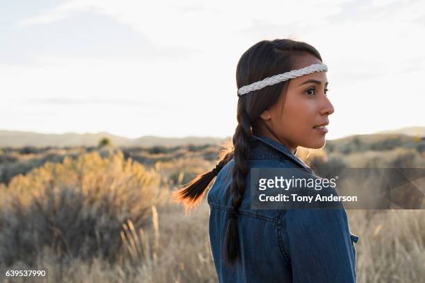 young woman outdoors at sunset - native american ethnicity photos et images de collection
