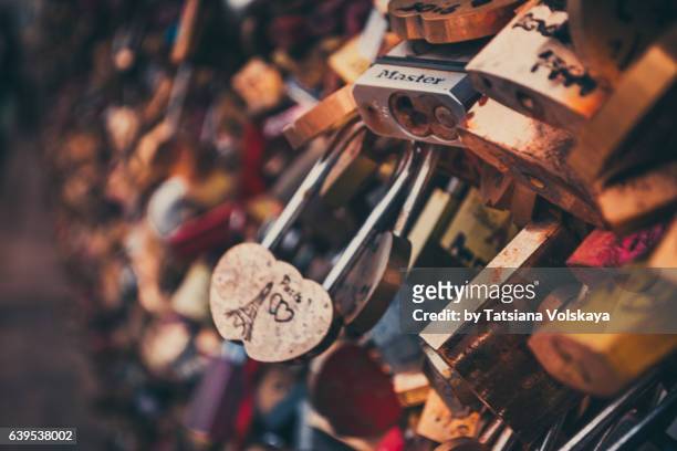 love padlocks vintage background, paris, 2017 - kärlekslås bildbanksfoton och bilder