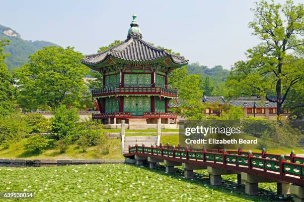 hyangwonjeong pavilion,gyeongbokgung palace, seoul - gyeongbokgung stock-fotos und bilder