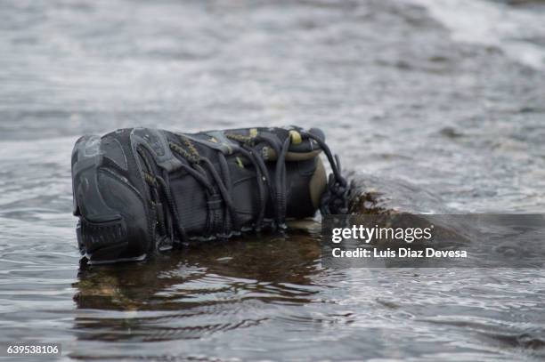shipwreck remainder - evacuatiekamp stockfoto's en -beelden